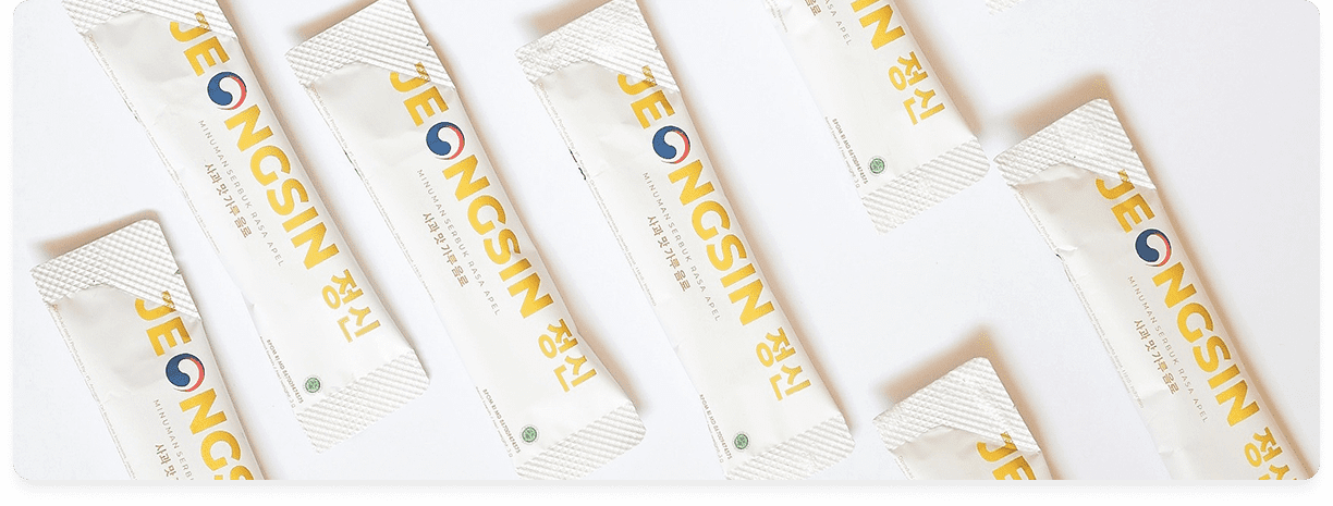 Jeongsin – sachet suplemen vitalitas Korea tersebar di latar belakang putih bersih
